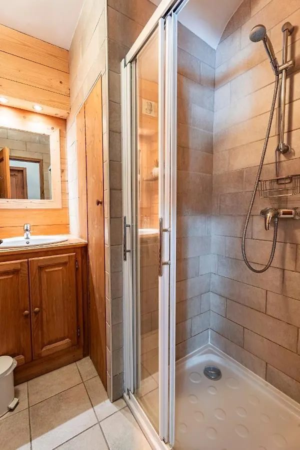 2 Bed Chalet, Sleeps 5 With Shared Pool - Morzine Chalet